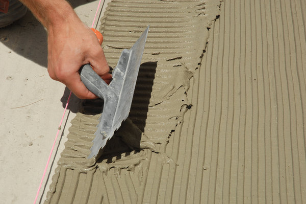 Avant de passer à l’étape revêtement, n’oubliez pas de patienter le temps nécessaire à la chape de béton pour sécher.
