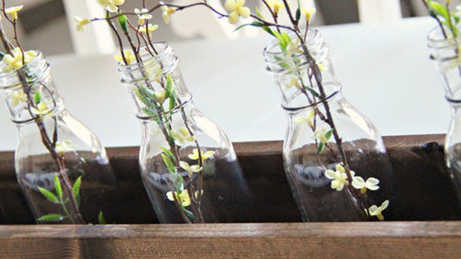 Des bouteilles de même taille s'installent dans la boîte pour y accueillir au fil des saisons, fleurs et branches. Des bouteilles de même taille s'installent dans la boîte pour y accueillir au fil des saisons, fleurs et branches.