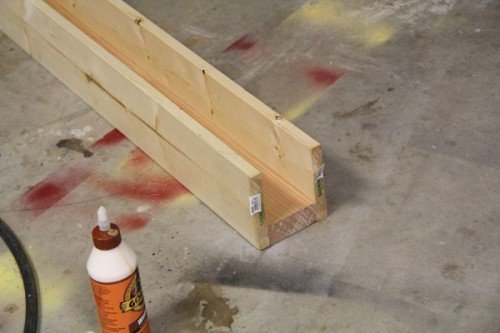 Assembler et coller les côtés avec quelques clous et une bonne colle à bois.