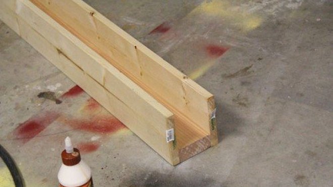 Assembler et coller les côtés avec quelques clous et une bonne colle à bois. Assembler et coller les côtés avec quelques clous et une bonne colle à bois.