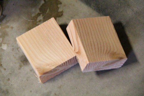 Découper 2 morceaux de bois pour fermer les extrémités.