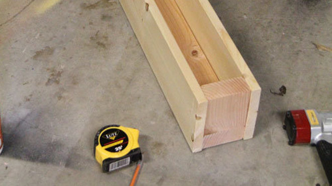 Introduire à l'intérieur les découpes de bois, coller en les maintenant. Introduire à l'intérieur les découpes de bois, coller en les maintenant.