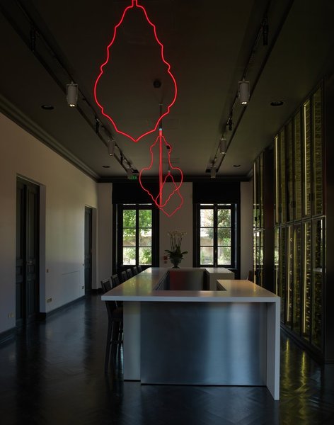 Nouveau regard sur la salle de dégustation champagnes. Comme à son habitude, Bruno Moinard réinterpréter de manière plus contemporaine le lieu sans effacer son histoire.