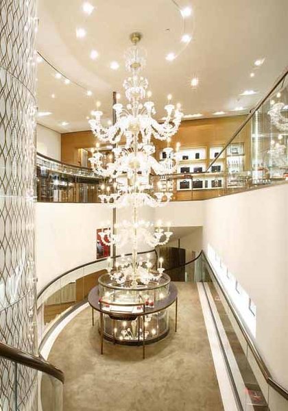 Le spectaculaire flagship Cartier de Pékin avec son lustre en cascade.