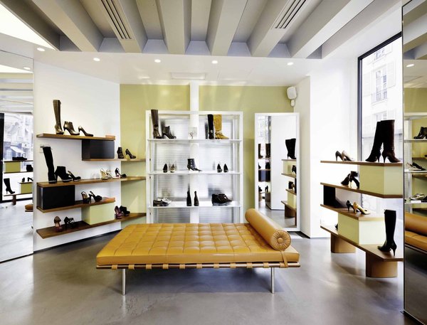 Pour le nouveau concept de boutiques Stéphane Kélian, Bruno Moinard a choisi d'installer le lit de repos de Mies van der Rohe, Knoll.