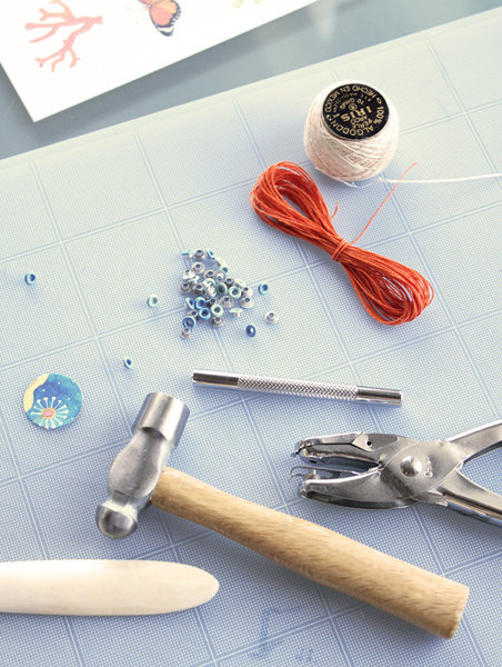 Le matériel : marteau, perforatrice, plioir, outils pose d'oeillets et ficelle fine