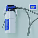 La cartouche, reliée à l'eau courante, se fixe d'un clic sous l'évier.