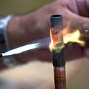 Souder un tuyau en cuivre ne demande pas d'être un bricoleur expérimenté. Du bon matériel et un peu de méthode !