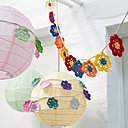 Multipliez les fleurs et les couleurs, pour réaliser une guirlande festive en demi bride et bride simple.