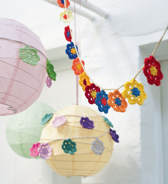 Multipliez les fleurs et les couleurs, pour réaliser une guirlande festive en demi bride et bride simple.