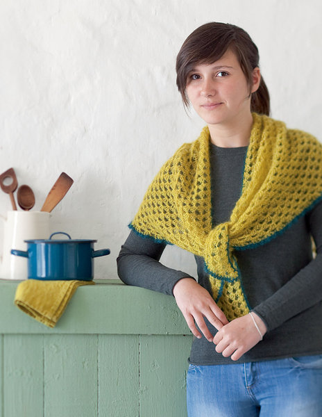 Châle en mohair en brides, simple et confortable , ce modèle classique se décline en jouant avec les couleurs, la matière et la bordure.