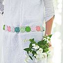 Des ronds tricotés en coton, assemblés pour une ceinture printanière.