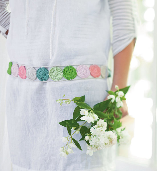 Des ronds tricotés en coton, assemblés pour une ceinture printanière.