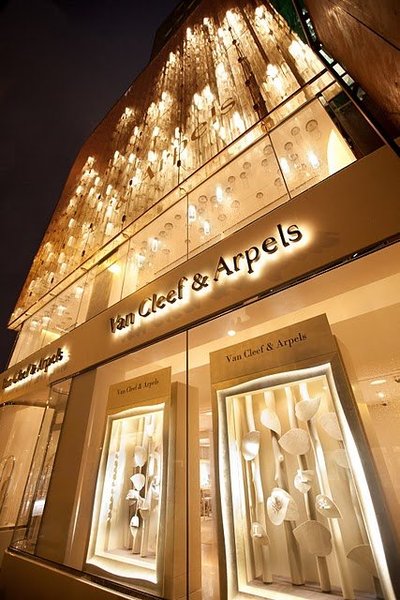 Façade du flagship Van Cleef 1 Arpels à Hong Kong.