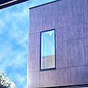 La maison est construite en L.