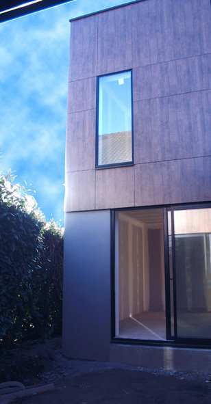 La maison est construite en L.