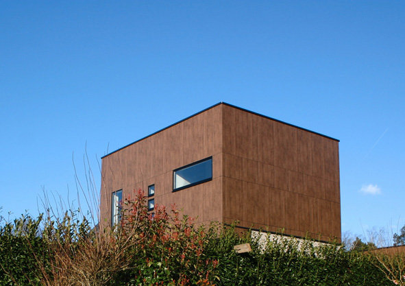 Un cube en ossature bois surplombe le reste de la maison