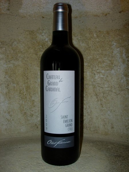 Robe rubis et notes de fruits noirs mûrs et d’épices pour le Grand Cardinal, délicieux Bordeaux rouge.