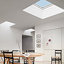 Pour les toits plats, Velux a mis au point une solution efficace pour remédier à la recherche de lumière : le fenêtre-coupole. Offrant une lumière zénithale, ce type d’ouverture offre un renouveau du confort de vie.