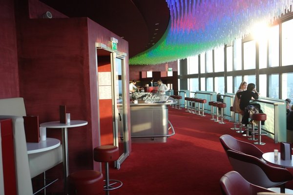 Tout en rotondité, l’architecture intérieure des lieux privilégie la vue sur Paris. Avec ses tonalités rouge et gris, la décoration se fait chic et contemporaine, à l’image de la capitale.