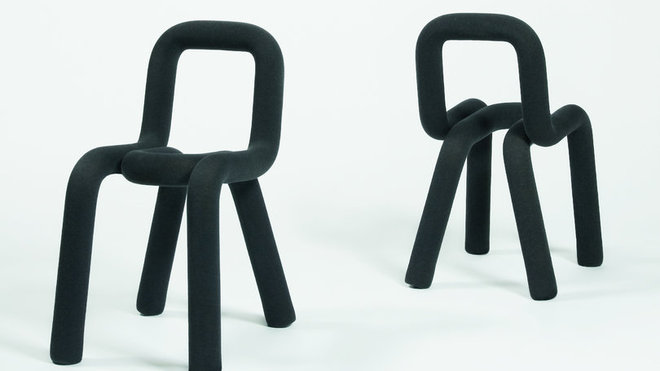 Ludique et graphique, cette chaise ne passera pas inaperçue. Structure en acier, revêtement mousse polyuréthane et housse textile amovible. L 39 x 53 x H 77,5 cm. Existe aussi en gris clair, rose et jaune. 390 €. Chaise Big game. Moustache. Smallable.