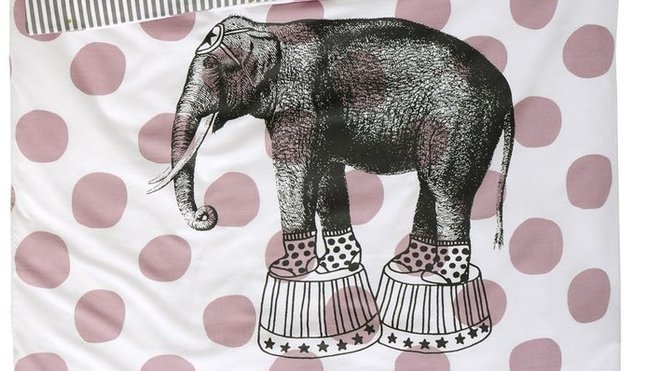 Un charme indémodable pour cette parure 100% percale de coton composé d'une housse de couette 140 x 200 cm et d'une taie d'oreiller 65 x 65 cm. 95 €. Simone. La cerise sur le Gâteau