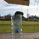 A la sortie de l'hiver, le frelon asiatique est en manque de sucre. De ce fait, le piège utilise un appât à base de sirop de cassis et de bière. Un peu de vin blanc permet d'éloigner les abeilles, pour ne pas influencer la diffusion des autres espèces d'insectes.