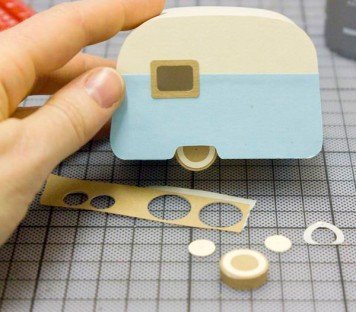 Pose des passe partout, décor des fenêtres et des roues