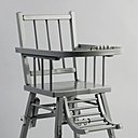 Une chaise haute en hêtre massif qui peut aussi se mettre en position basse. Pour les enfants de 6 mois à 3 ans. H 96 x L 46 x P 45 cm. Existe en 6 coloris. 155 €. Chaise haute. Bonton.