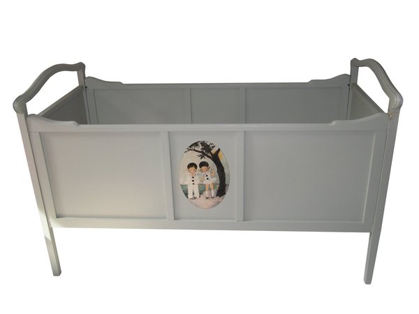 Un véritable lit ancien repeint et décoré de deux médaillons. H 71 x L 139 x P 64,5 cm. Livré sans matelas. 380 €. Desmerveilles.com