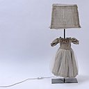Pour une chambre de petite fille, une lampe robe en métal avec un abat-jour en gaze de lin cousu main. 275 €. Lampe Frida. Design Valentina Muggia. Borgo Delle Tovaglie.