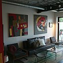 Les couleurs de la décoration intérieure et du mobilier font écho aux œuvres de Mireille Palluet.