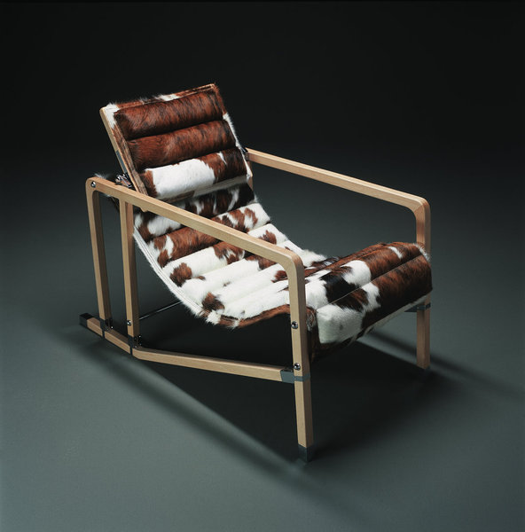 Dossier inclinable en cuir rembourré pour un extrême confort, structure en hêtre et laiton chromé aux assemblages parfaits, le fauteuil Transat d'Eileen Gray est né en 1927.