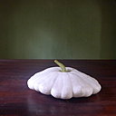 Le pâtisson appelé aussi artichaut d'Espagne, artichaut d'Israël, bonnet-de-prêtre, bonnet d'électeur, couronne impériale est une plante annuelle de la famille des Cucurbitaceae.