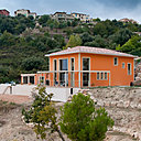 En pleine garrigue, le « Domaine du Faliconnet » semble avoir été sculpté dans la montagne.