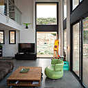 Grâce à ses immenses baies vitrées de 5 mètres de haut, les pièces de la maison sont baignées de lumière. De plus, les propriétaires peuvent jouir d’un panorama exceptionnel sur la baie et la mer.