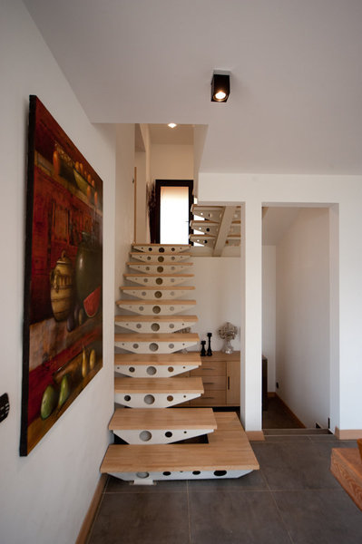 Sur un demi-niveau, le bureau a été aménagé pour assurer une transition entre les deux niveaux.