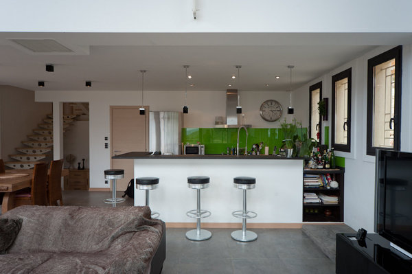 Le rez-de-chaussée possède une surface de 100 m², où est installé la cuisine, le salon et la salle à manger.