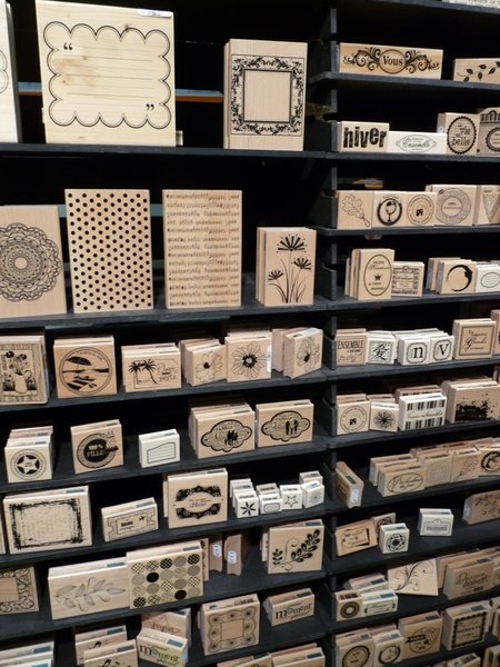 Des tampons, de toutes les formes et de tous les formats, permettent de réaliser en un rien de temps de magnifiques dessins, pour illustrer lettres et assemblages décoratifs.