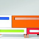 De tailles différentes et de couleurs variées, les 5 éléments de la gamme se combinent pour apporter le volume de rangement nécessaire. Prix sur demande. Gamme Mood. Vibel.