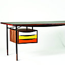 D’une structure tout en légèreté, la table Nyhavn de 1945 s’accompagne d’un ensemble tiroirs de 1953, qui semble en lévitation, comme un élément indépendant. Cette séparation incarne l’un des principes de Finn Juhl : « le vide est aussi un espace. »