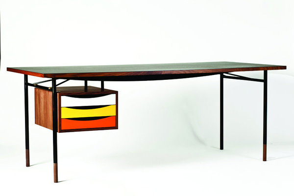 D’une structure tout en légèreté, la table Nyhavn de 1945 s’accompagne d’un ensemble tiroirs de 1953, qui semble en lévitation, comme un élément indépendant. Cette séparation incarne l’un des principes de Finn Juhl : « le vide est aussi un espace. »