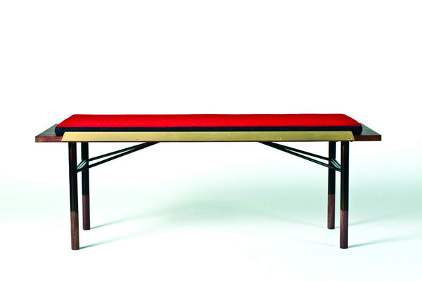 Dessiné en 1953, le FJ Bench est considéré aussi bien comme une table que comme un banc, avec son design léger, élégant et intemporel. Aujourd’hui, OneCollection le réédite en différentes essences de bois, mais toujours sa structure en acier bruni à la main.