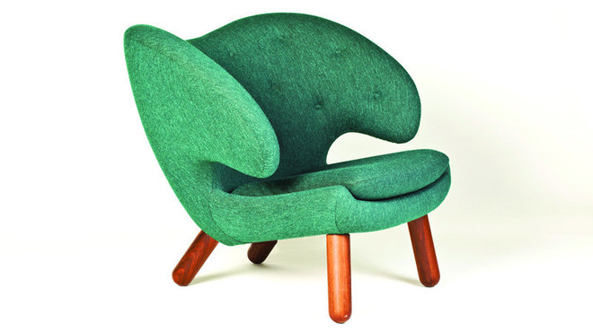 Fasciné par le sculpteur Jean Arp, Finn Juhl a souhaité lui rendre hommage avec ce fauteuil Pelican, datant de 1940. Avec sa forme organique expressive, elle incarne un sens de la forme novateur pour l’époque.