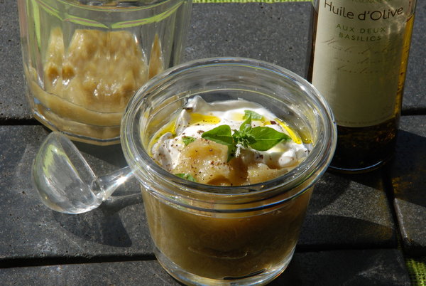 Quelques recettes pour mettre en valeur les belles huiles. Ici une compote de rhubarbe à l'huile aux 2 basilics.