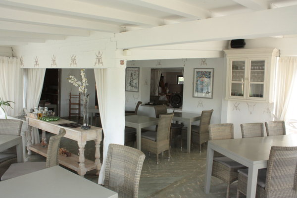 La salle du restaurant et du petit déjeuner.