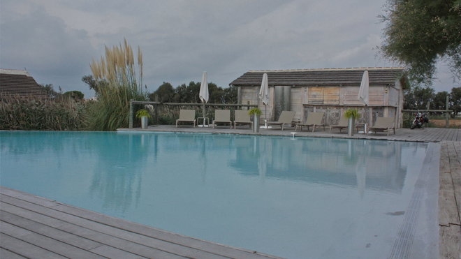 Transats au bord du bassin pour une sieste bien méritée.