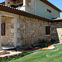 Lusitane propose des parements naturels, où l’agencement des pierres offre du rythme à une façade. De style plutôt classique, cette maison de campagne accentue son côté traditionnel avec un choix de pierre plus massive.