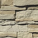 Proche de la pierre de taille, le parement Chartreuse de Meseo apporte un aspect naturel au mur. Les différentes tailles de pierres reconstituées et leurs couleurs nuancées permettent de casser l’uniformité, trop rigide de certains parements.