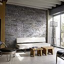 Grâce à son esprit brut aux lignes maîtrisées, le parement Rocky-Mountain d’Orsol permet des réalisations contemporaines, aussi bien à l’intérieur qu’à l’extérieur de la maison.